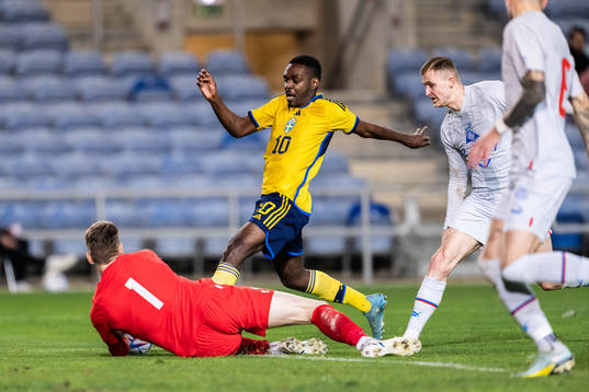 goalkeeper Fredrik Schram of Iceland and Joel Asoro of