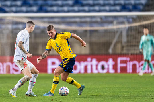 Damir Muminovic of Iceland and Victor Edvardsen of Sweden