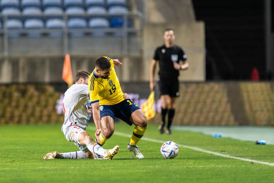 Julius Magnusson of Iceland and Omar Faraj of Sweden