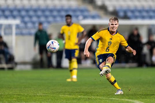 Elias Andersson of Sweden scores 1-1
