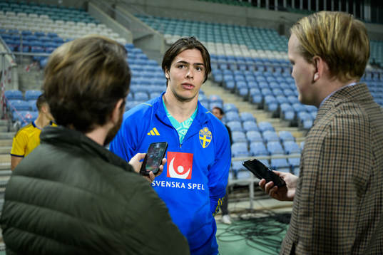 goalkeeper Jacob Widell Zetterström of Sweden speaks to