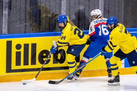 Ebba Hedqvist and Maja Ålenius of Sweden against Ema
