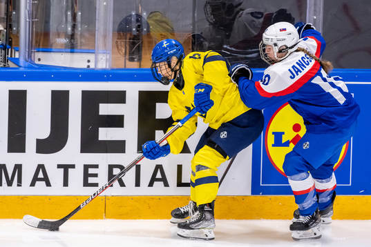 Mira Hallin of Sweden and Emma Donovalova of Slovakia