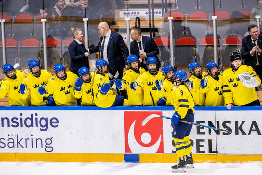 Jenna Raunio of Sweden celebrate with the bench