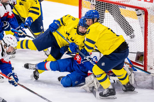 Moa Gustafsson and Jenna Raunio of Sweden against Ema