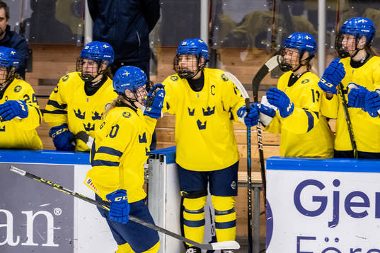 Linnea Natt och Dag of Sweden celebrate with Stella Lindell