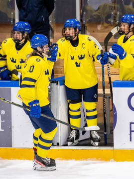 Linnea Natt och Dag of Sweden celebrate with Stella Lindell
