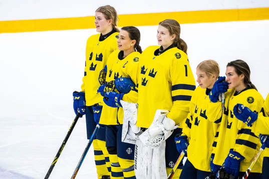 Stella Lindell and goaltender Ida Henriksson of Sweden
