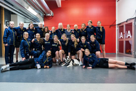 Players of Sweden together with the search dog Molly