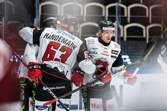 Malmö Redhawks Marcus Sylvegård jublar med Fredrik