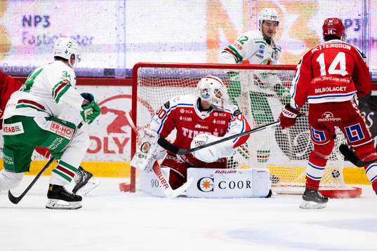 Rögles Adam Edström gör 0-1 bakom Timrås målvakt Jacob