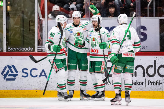 Rögles Adam Tambellini jublar med lagkamrater
