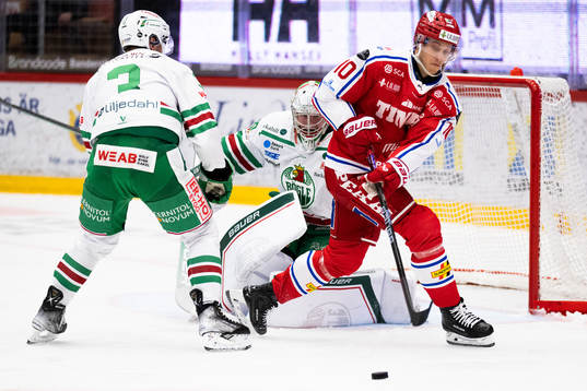 Rögles målvakt Calle Clang och Timrås Robin Alvarez