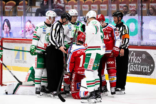 Timrås Emil Pettersson i kamp framför Rögles mål