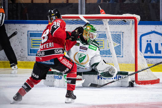 Luleås Olli Nikupeteri gör 3-0 bakom Färjestads målvakt