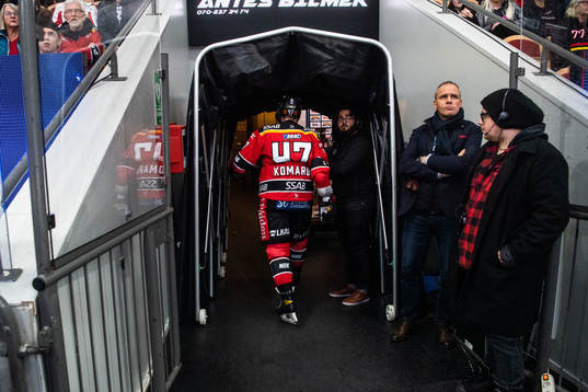 Luleås Leo Komarov lämnar arenan