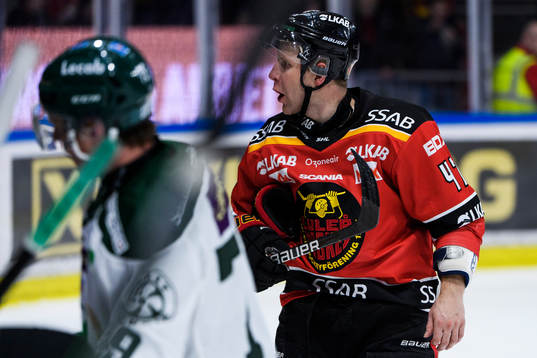 Luleås Leo Komarov vid Färjestads bås