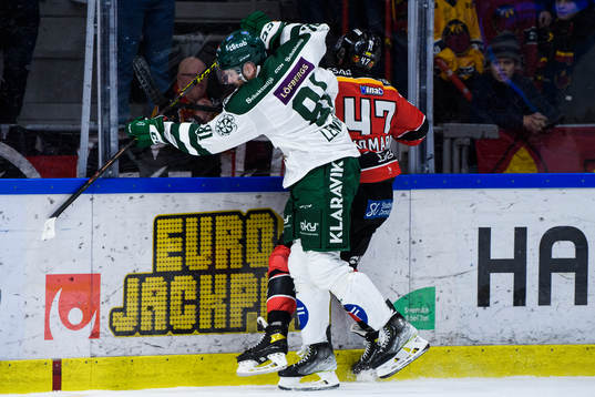 Färjestads Theodor Lennström och Luleås Leo Komarov