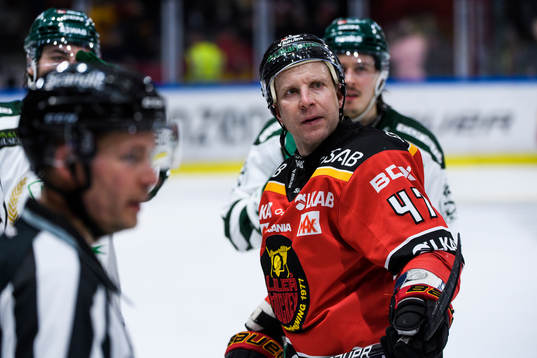 Luleås Leo Komarov reagerar