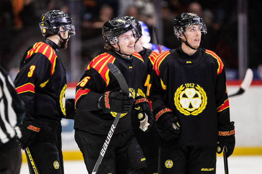 Brynäs Nick Olesen jublar med lagkamrater