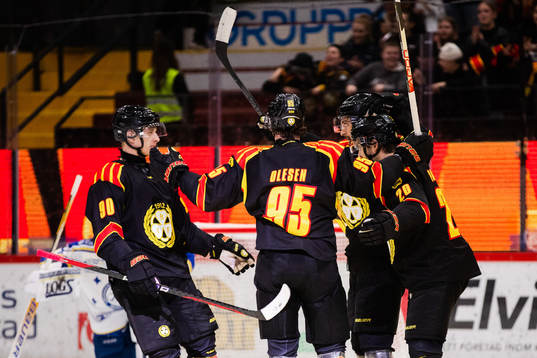 Brynäs David Sklenicka jublar med lagkamrater