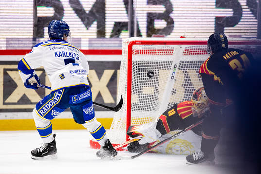 Leksands Marcus Karlberg mot Brynäs målvakt Anders