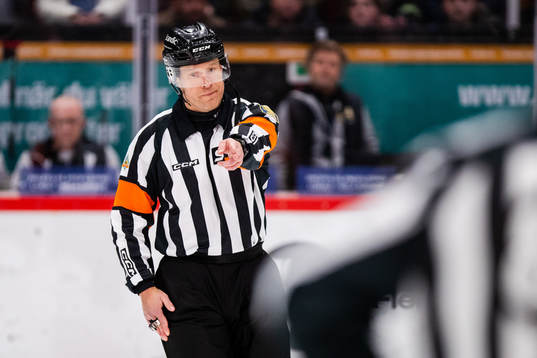Domare Tobias Björk godkänner Leksands 0-1 mål