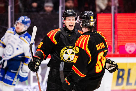 Brynäs Linus Ölund och Nick Olesen jublar