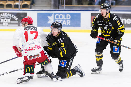Almtunas Valdemar Johansson i en närkamp med Västerås