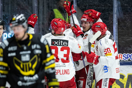 Almtunas Hampus Harlestam jublar med lagkamrater