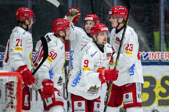 Almtunas Hampus Harlestam jublar med lagkamrater