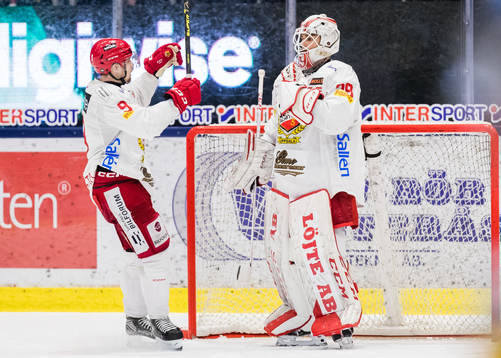 Almtunas Hampus Harlestam och målvakt Oliver Håkansson