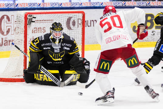 Västerås målvakt Johan Gustafsson och Almtunas Georgs