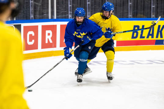 Tilde Utbult and Astrid Lindeberg of Sweden at a practice