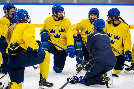 Maja Ålenius and Stella Lindell of Sweden at a practice