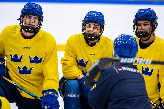Maja Ålenius, Stella Lindell and Olivia Sohrner of Sweden