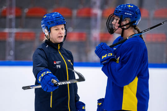 Assistant coach Pernilla Winberg and Jenna Raunio of Sweden