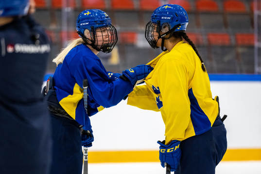 Moa Gustafsson and Olivia Sohrner of Sweden at a practice