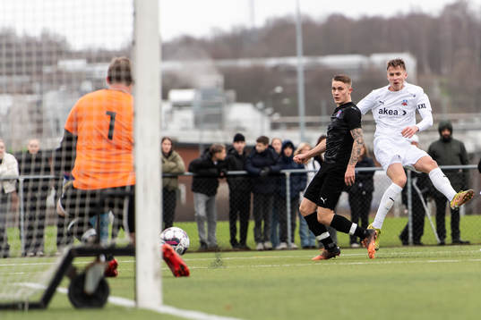 Helsingborgs Lucas Kjellnäs med skott på mål