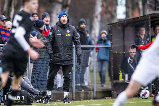 Helsingborgs tränare Mattias Lindström reagerar