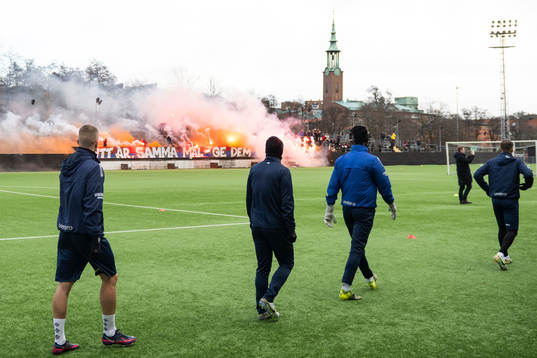 Örgrytes supportrar välkomnar spelarna