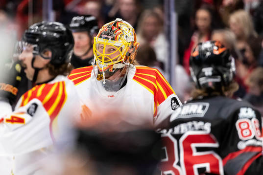 Brynäs målvakt Anders Lindbäck i samtal med Örebros