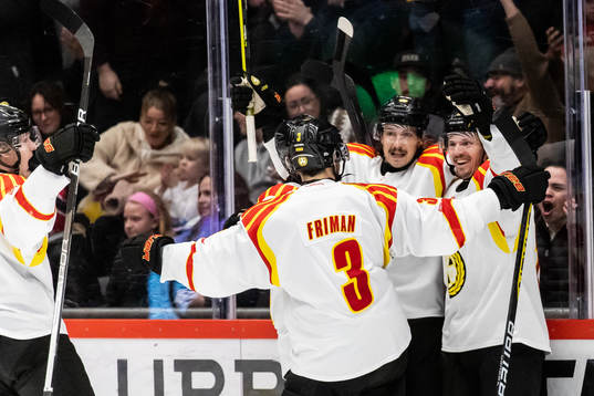 Brynäs Johannes Kinnvall jublar med lagkamrater