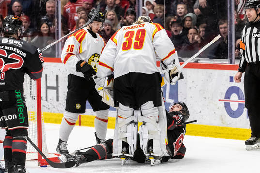 Brynäs målvakt Anders Lindbäck och Örebros Leo Carlsson