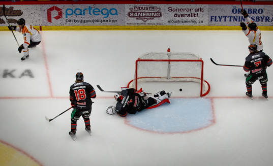 Brynäs Samuel Johannesson gör 0-2 på Örebros målvakt