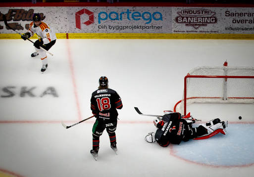 Brynäs Samuel Johannesson gör 0-2 på Örebros målvakt