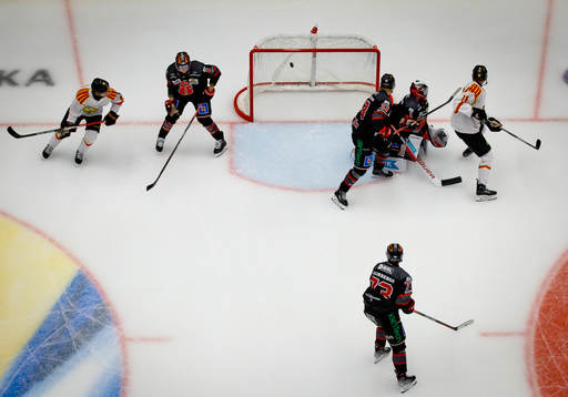Brynäs Johannes Kinnvall gör 0-1 på Örebros målvakt