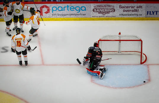 Brynäs Samuel Johannesson gör 0-2 på Örebros målvakt