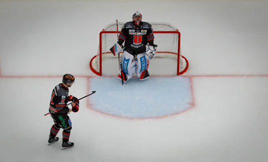 Örebros Rasmus Rissanen och målvakt Jhonas Enroth deppar
