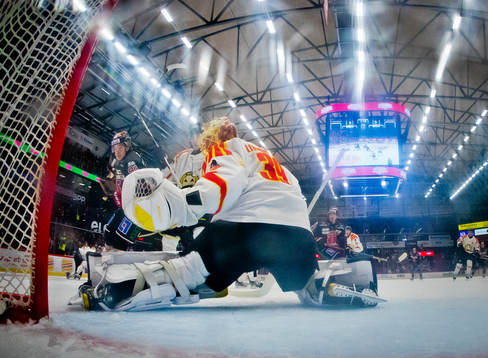Brynäs målvakt Anders Lindbäck och Örebros Leo Carlsson